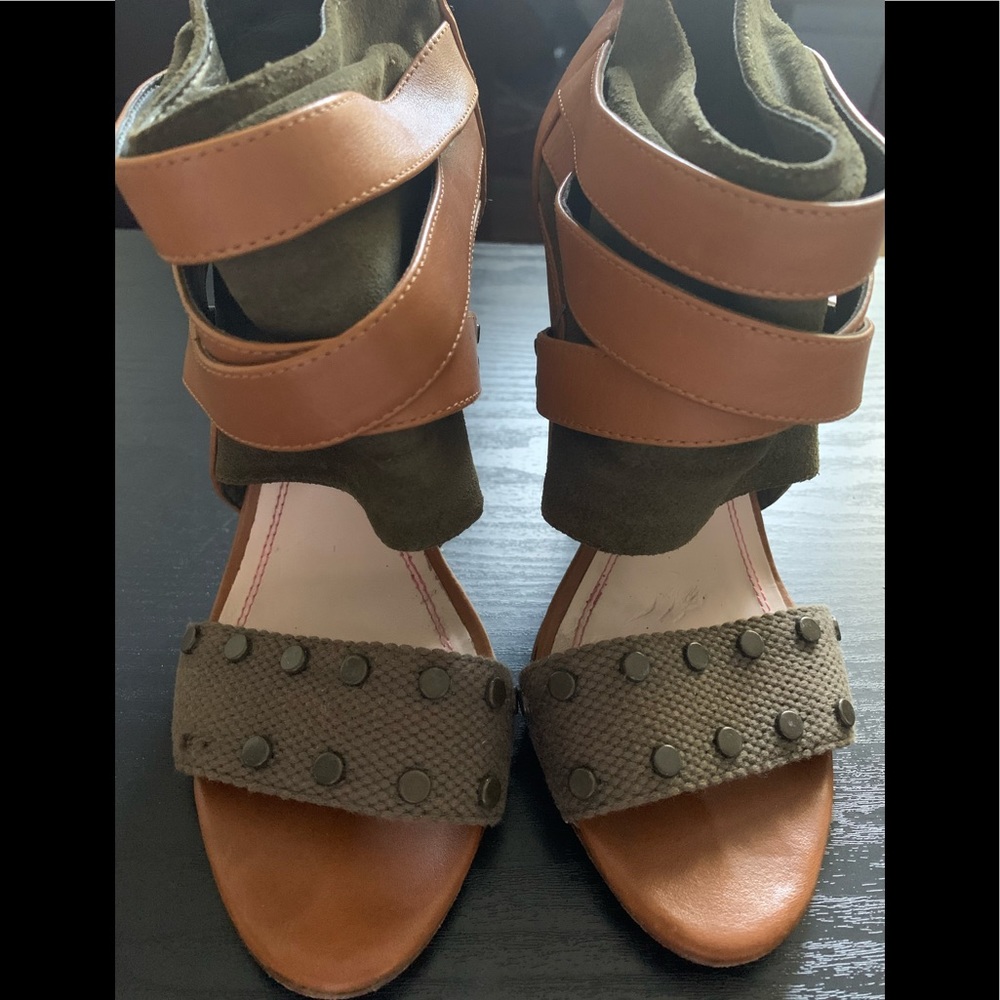 ✈️Brown and Green Heels
